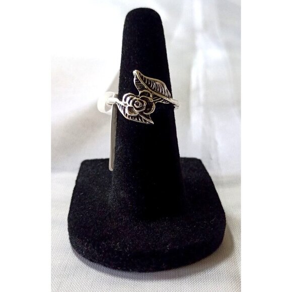 Silvertone Rose Leaf Ring Size 7 Dainty Floral Alloy Jewelry New in Box - Picture 4 of 4